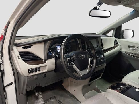 Used 2017 Toyota Sienna XLE AWD/4WD image 9