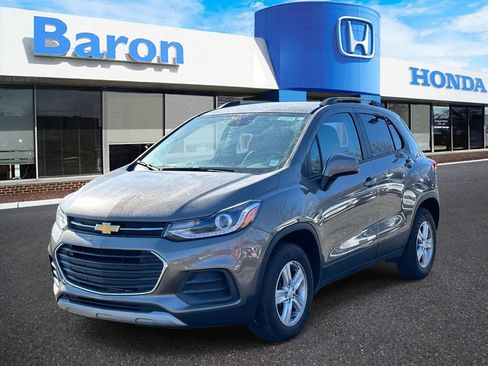 Used 2022 Chevrolet Trax LT w/ LT Convenience Package AWD/4WD image 2
