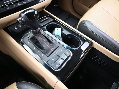 Used 2016 Kia Sedona SX Limited image 35