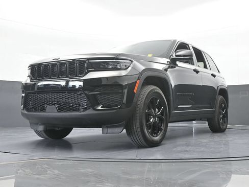 Used 2025 Jeep Grand Cherokee Altitude RWD image 57
