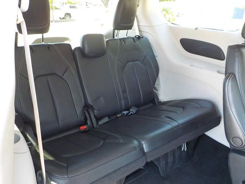 Used 2022 Chrysler Pacifica Touring-L image 14