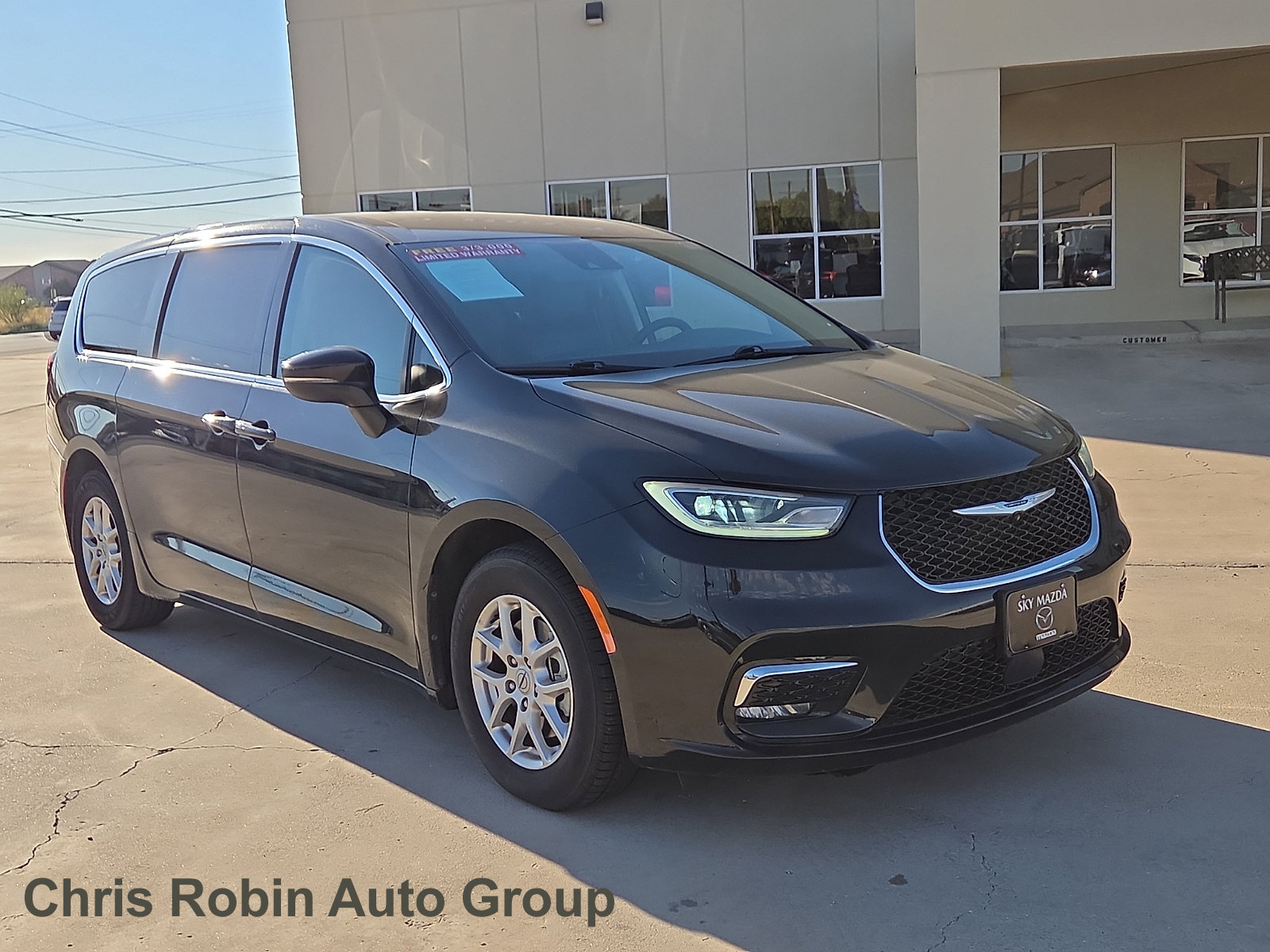 Used 2023 Chrysler Pacifica Touring-L FWD image 1