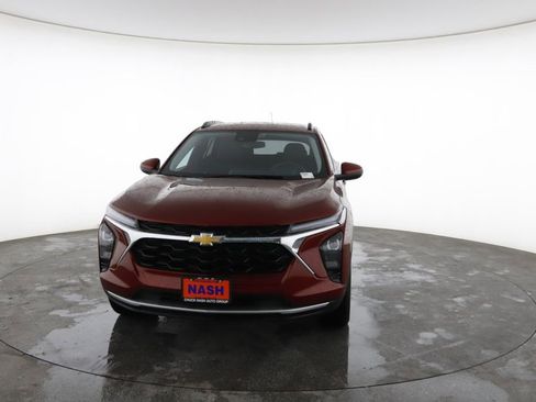 Used 2025 Chevrolet Trax LT FWD image 4