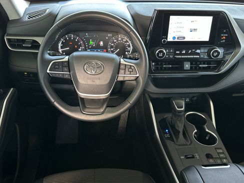 Used 2025 Toyota Highlander LE FWD image 13