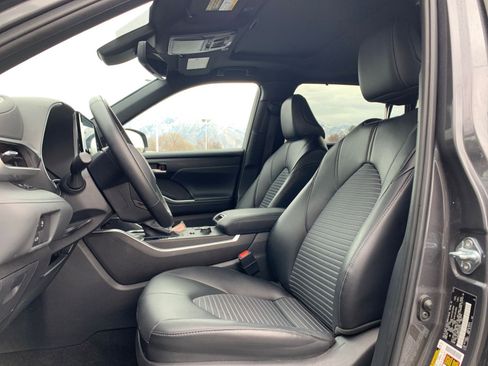 Used 2025 Toyota Highlander XSE image 28