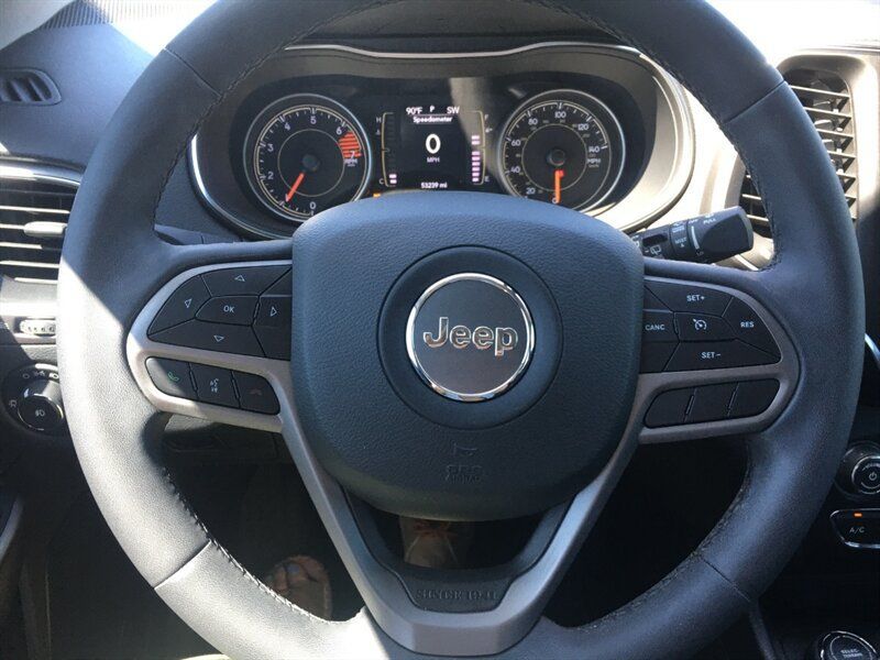 Used 2020 Jeep Cherokee Latitude Plus w/ Comfort/Convenience Group AWD/4WD image 12
