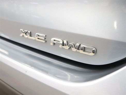 Used 2020 Toyota Highlander XLE AWD/4WD image 10