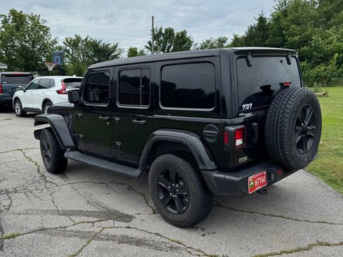 Used 2023 Jeep Wrangler Unlimited Sahara AWD/4WD image 4