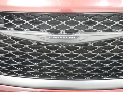 Used 2021 Chrysler Pacifica Touring-L w/ Uconnect Theater Family Group AWD/4WD image 12