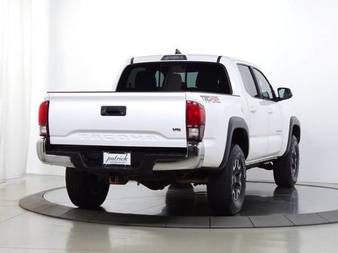 Used 2019 Toyota Tacoma TRD Off-Road AWD/4WD image 8