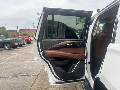 Used 2016 Cadillac Escalade Luxury AWD/4WD image 28
