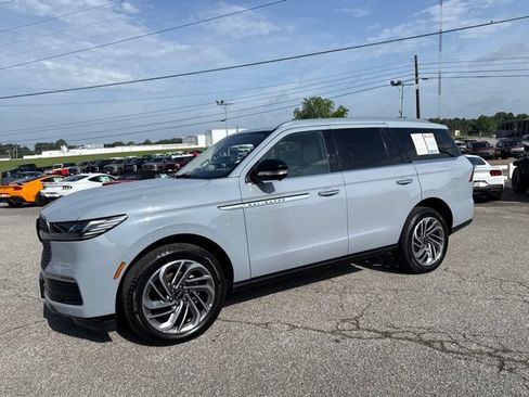 Used 2025 Lincoln Navigator Reserve AWD/4WD image 3