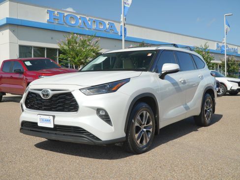 Used 2022 Toyota Highlander XLE FWD image 1