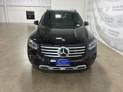 Used 2025 Mercedes-Benz GLB 250 4MATIC image 2
