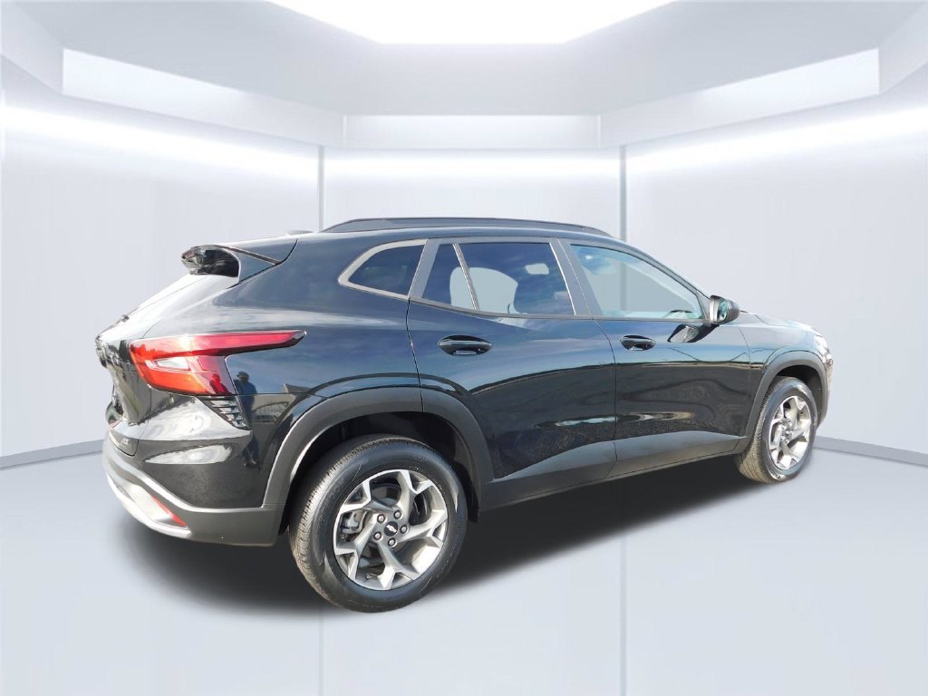 Used 2025 Chevrolet Trax LT FWD image 3