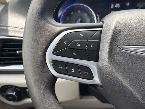 Used 2023 Chrysler Pacifica Limited FWD image 21