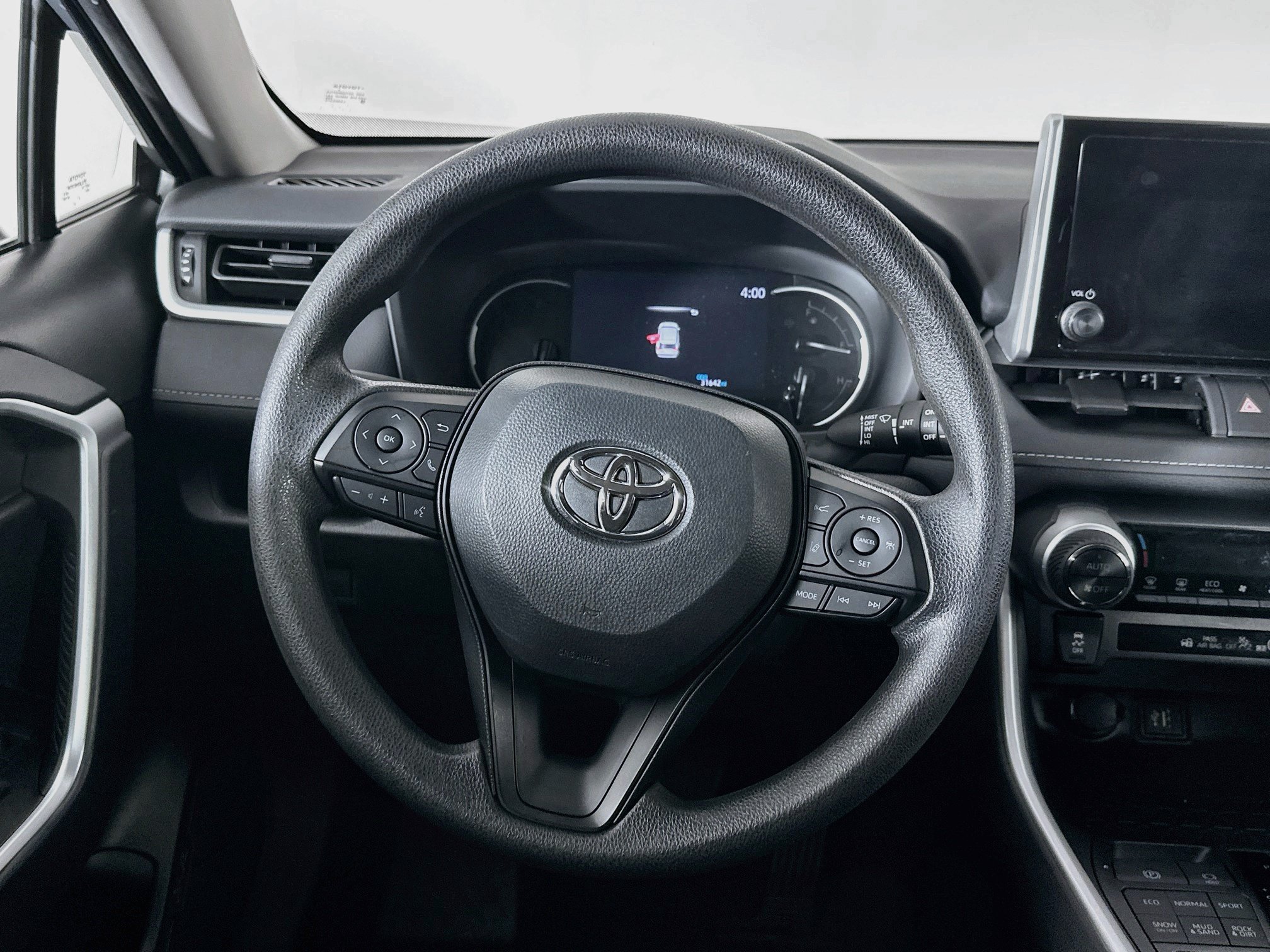 Used 2025 Toyota RAV4 XLE AWD/4WD image 18