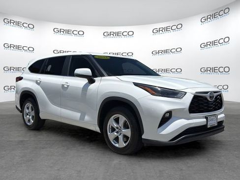 Used 2023 Toyota Highlander LE FWD image 1