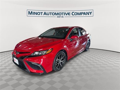 Used 2024 Toyota Camry SE image 4