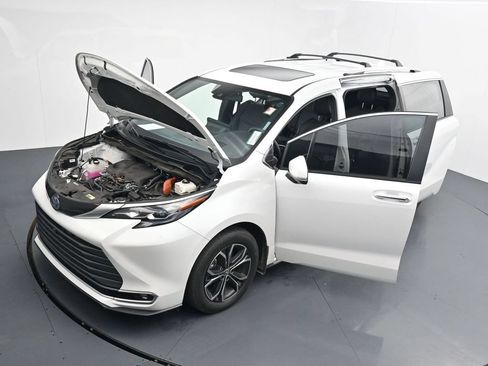 Used 2025 Toyota Sienna Platinum AWD/4WD image 26