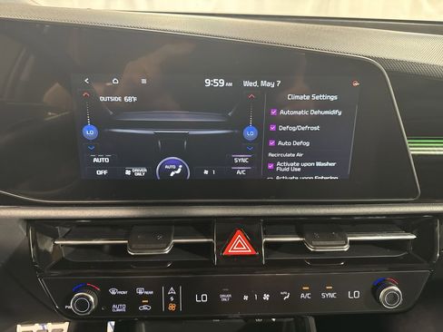 Certified 2025 Kia Niro EX Touring image 24