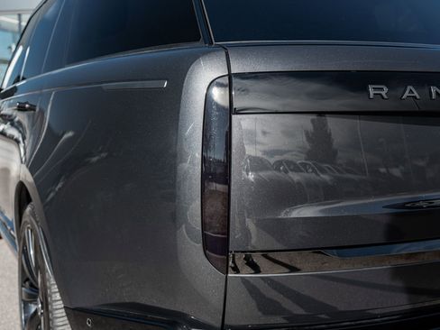 Used 2023 Land Rover Range Rover SV image 12