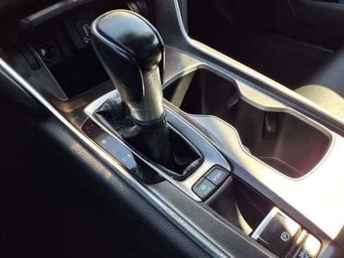 Used 2018 Honda Accord Sport image 12
