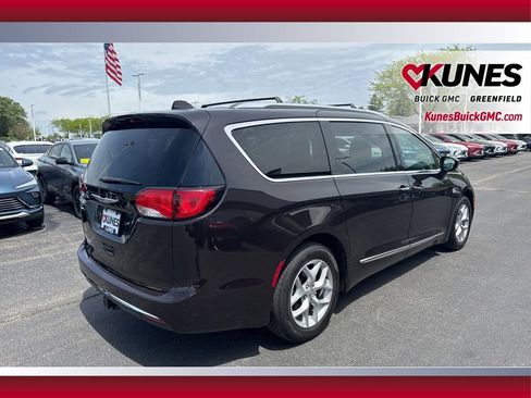 Used 2018 Chrysler Pacifica Touring-L FWD image 6