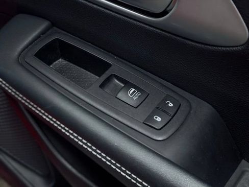 Certified 2025 Chrysler Pacifica Limited FWD image 18
