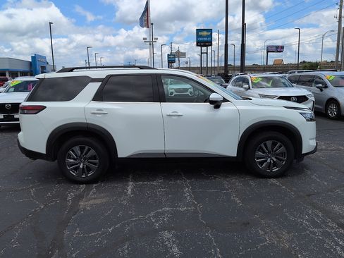 Used 2024 Nissan Pathfinder SV FWD image 2