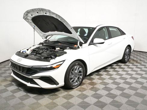 Used 2024 Hyundai Elantra SEL FWD image 31