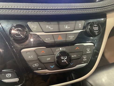 Used 2023 Chrysler Pacifica Touring-L w/ Uconnect Theater Family Group image 24