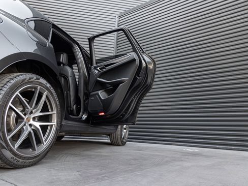 Certified 2025 Porsche Macan AWD/4WD image 32