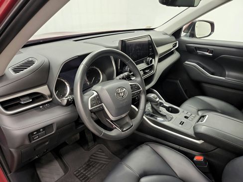 Used 2024 Toyota Highlander XLE FWD image 18