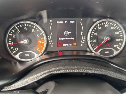 Used 2015 Jeep Renegade Latitude w/ Cold Weather Group FWD image 18