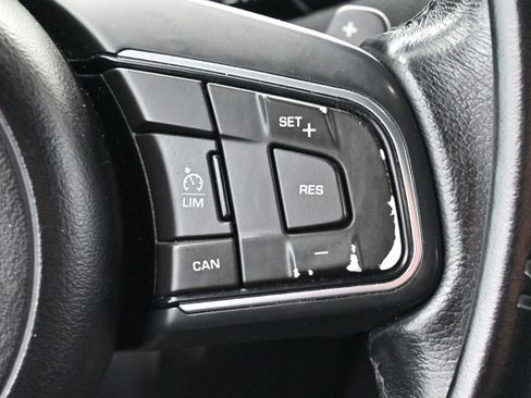 Used 2017 Jaguar F-PACE Premium image 20