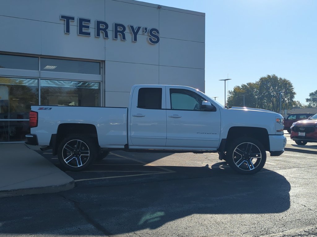 Used 2017 Chevrolet Silverado 1500 LT w/ All Star Edition AWD/4WD image 2