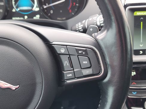 Used 2020 Jaguar F-PACE Premium image 29