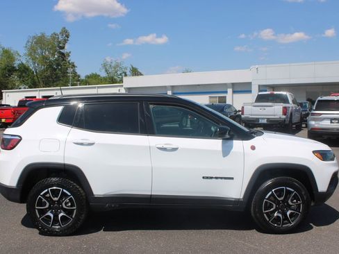 Used 2025 Jeep Compass Trailhawk AWD/4WD image 11