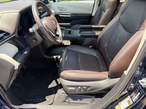 Used 2021 Toyota Sienna Platinum FWD image 20