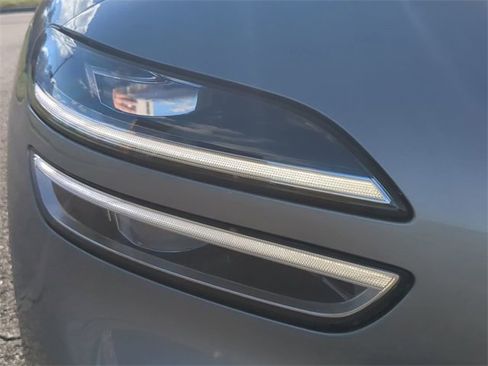 Used 2023 Genesis G70 2.0T w/ Sport Prestige Package image 9