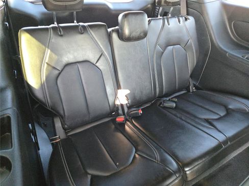 Used 2025 Chrysler Pacifica Select image 12
