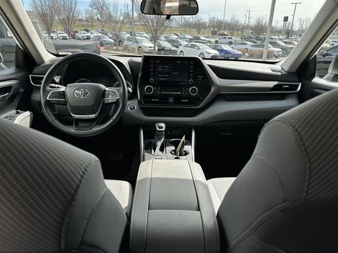 Used 2022 Toyota Highlander LE image 21