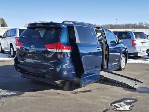 Used 2011 Toyota Sienna XLE image 4