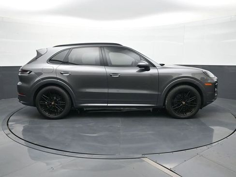 Certified 2025 Porsche Cayenne AWD/4WD image 22