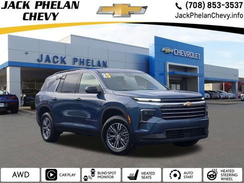 Used 2025 Chevrolet Traverse LT image 1