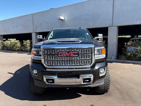 Used 2019 GMC Sierra 2500 Denali w/ Duramax Plus Package AWD/4WD image 3