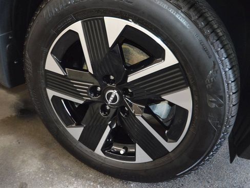 Used 2025 Nissan Kicks SV AWD/4WD image 4