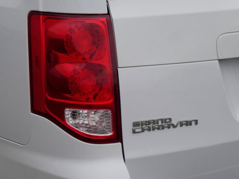 Used 2014 Dodge Grand Caravan SXT image 19