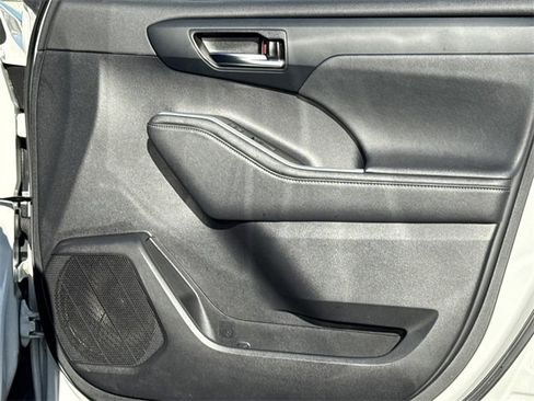 Used 2023 Toyota Highlander XLE image 14